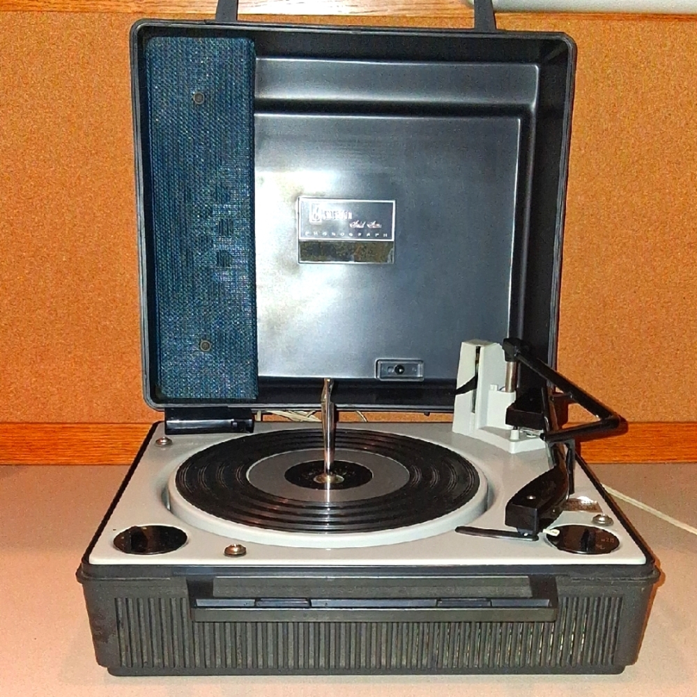 Black and White Portable Turntable with Classic Suitcase Design